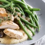Blancs de poulet au Cookeo dans une assiette blanche