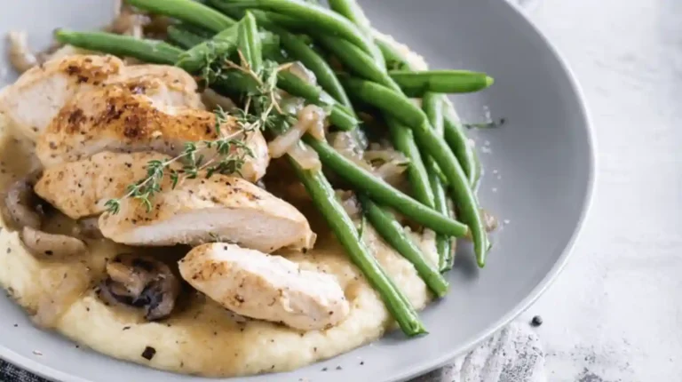 Blancs de poulet au Cookeo dans une assiette blanche