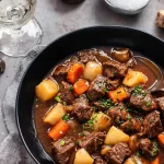 Bœuf bourguignon au Cookeo servi dans une cocotte