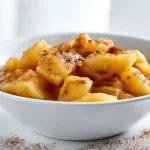 Compote de pommes Cookeo servie dans un bol blanc
