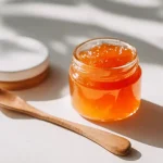 Confiture d’abricots Cookeo dans un petit pot blanc