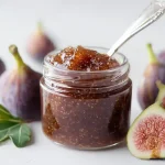Confiture de figues Cookeo dans un pot blanc