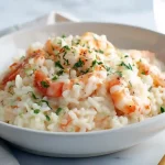 Risotto crevettes Cookeo servi dans une assiette blanche