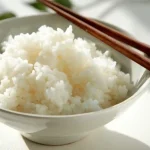 Riz sushi au Cookeo dans une assiette blanche