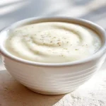 Sauce béchamel Cookeo servie dans un petit bol blanc
