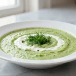 Savoureuse soupe froide de concombre au Cookeo, fraîche et légère.