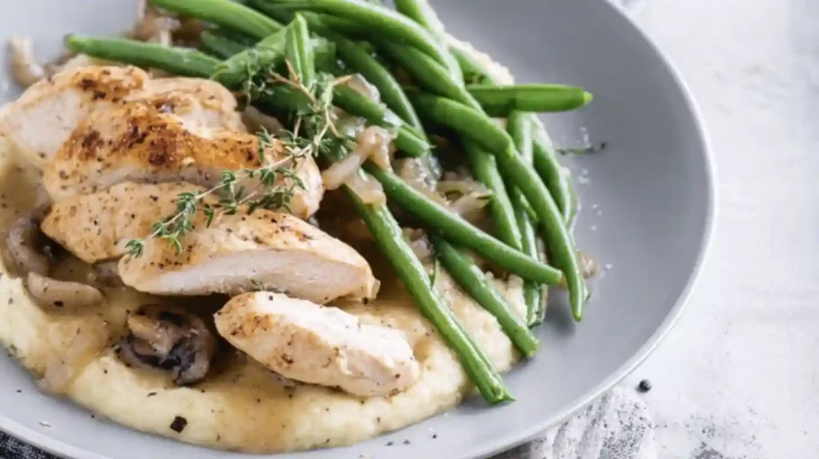 Blancs de poulet au Cookeo dans une assiette blanche