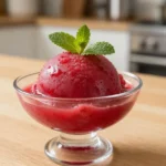 Délicieux sorbet framboise préparé avec le Cookeo, parfait pour les chaudes journées d'été.